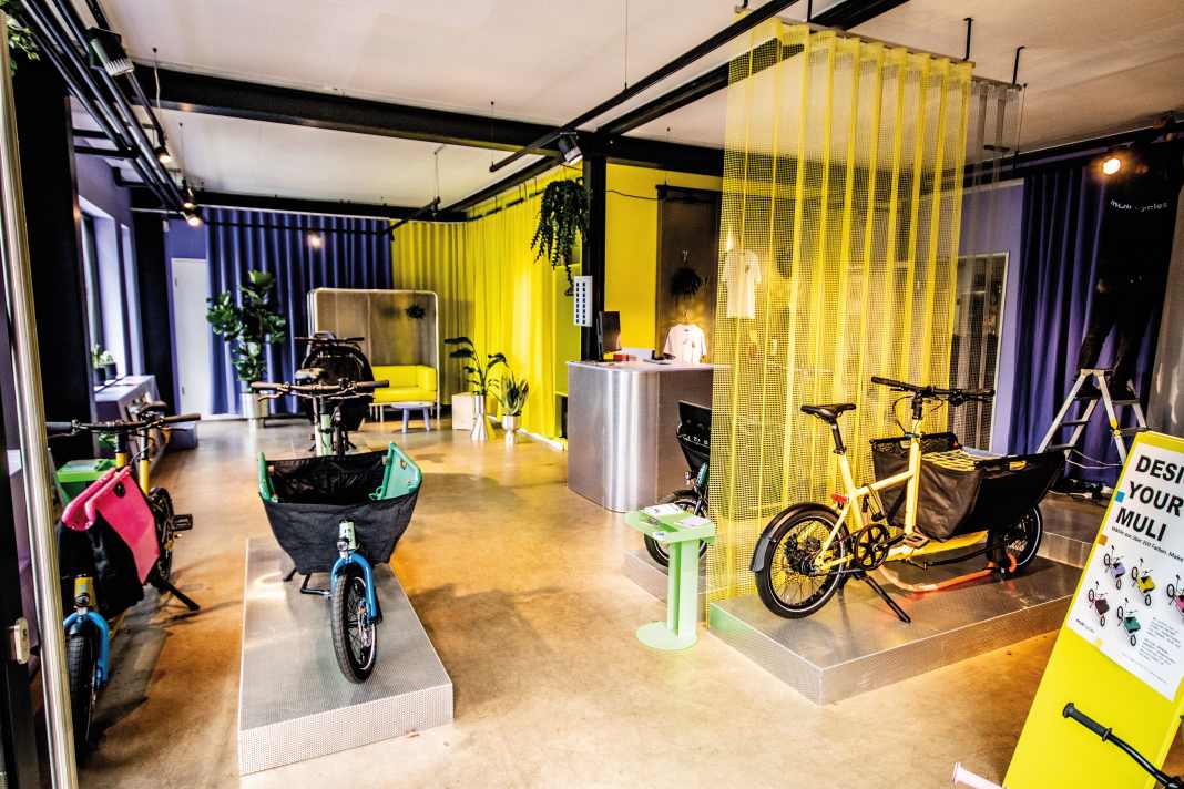 Starke Farben, starke Räder: Der an die Manufaktur angrenzende Showroom von Muli in Köln-Ehrenfeld macht Lust auf Radfahren – auch mit Last.
