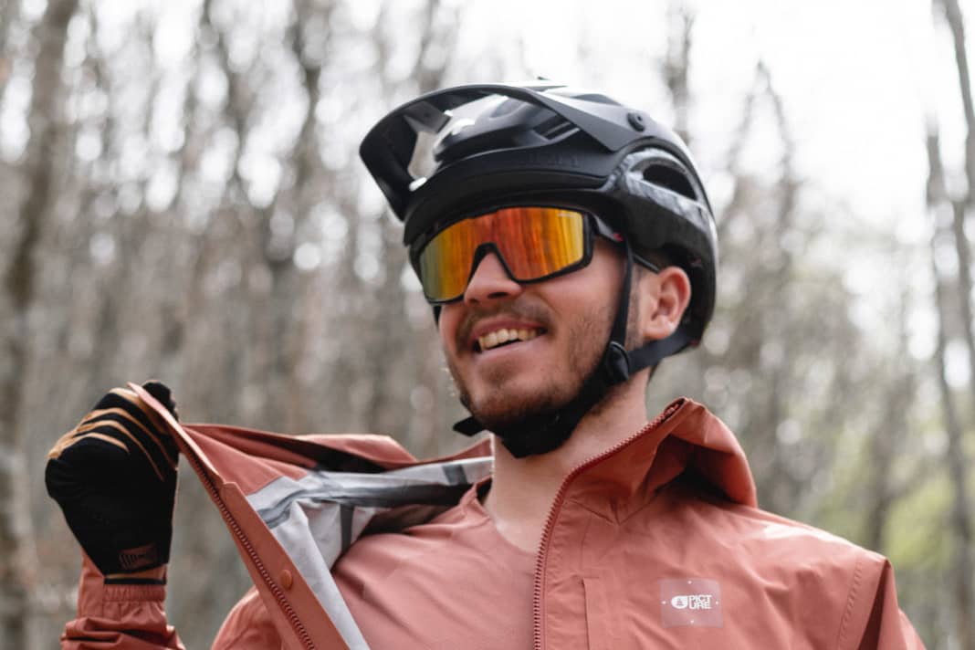 The Granity+ 2.5 L jacket is waterproof and breathable and is designed to offer optimum freedom of movement.