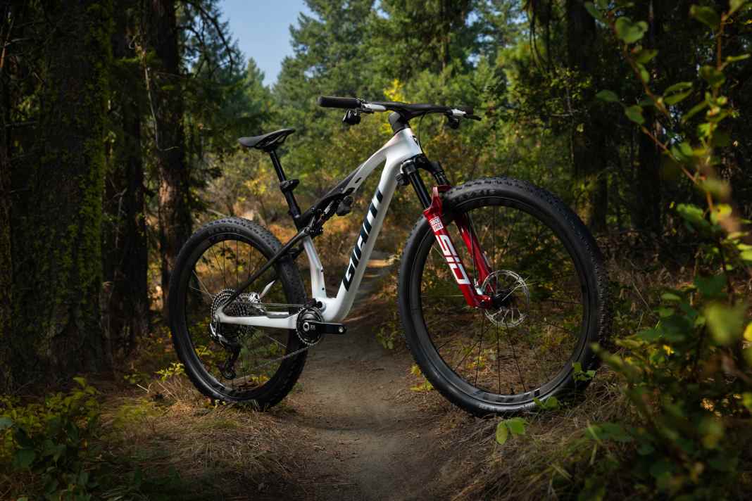 The top model for 12,500 euros comes with Flight Attendant suspension, power meter and transmission gearstick.