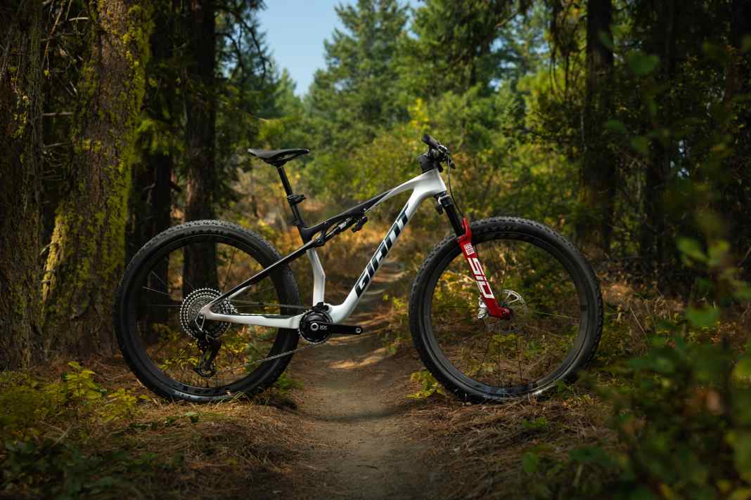 The Anthem Advanced SL SE in size M weighs just 10.2 kilos.