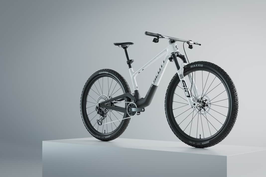 Auch das neue Scott Spark RC 2026 setzt wieder auf einen integrierten Dämpfer - diesmal ist die Herangehensweise aber eine andere.