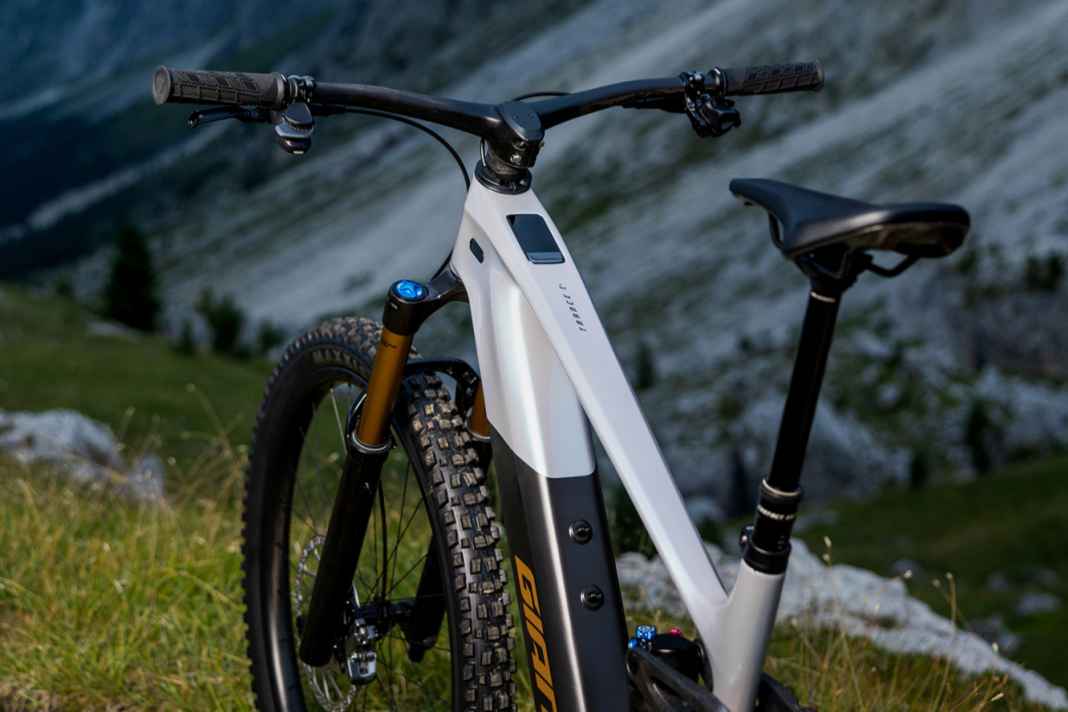 Giants Contact Switch E+ ist eine elektronisch angesteuerte Funk-Droopper, die vom Haupt-Akku des E-Bikes mit Strom versorgt wird und über den Hebel des E-Systems betätigt werden kann.