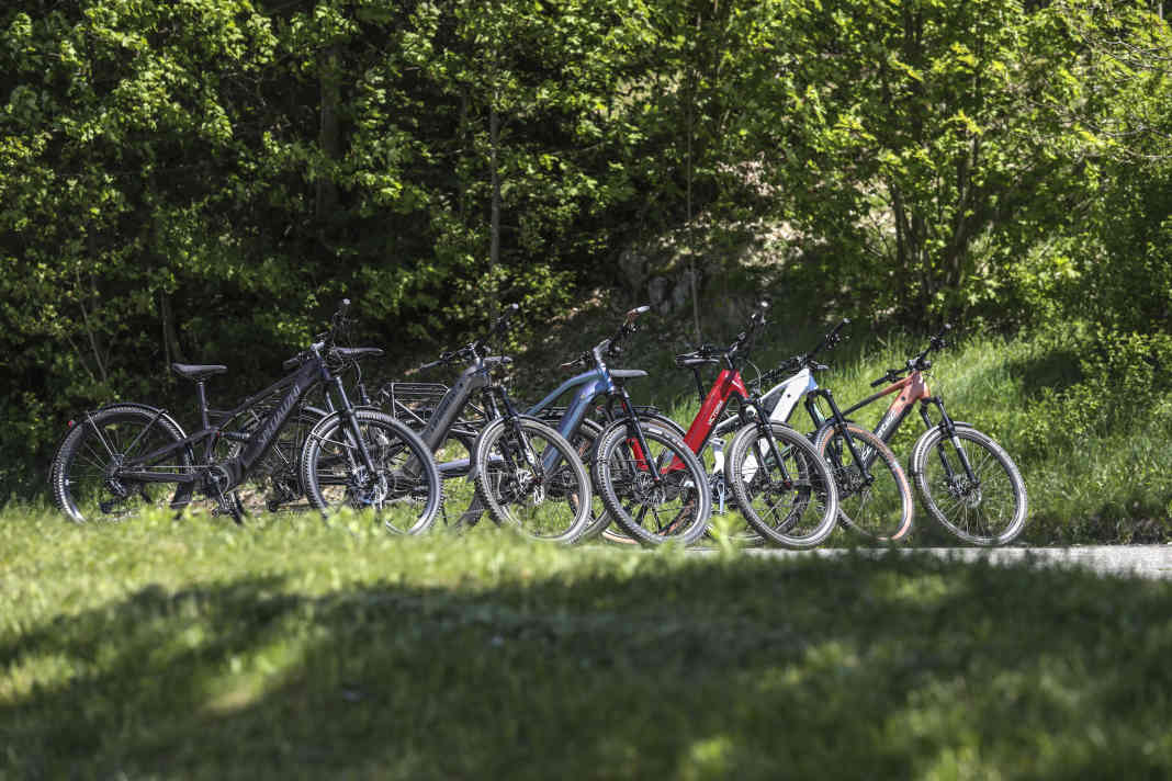 Vollgefederte SUV E-Bikes schlagen die Brücke zwischen Trekking- und Mountainbike. Wir haben sechs Modelle bis 6000 Euro getestet.