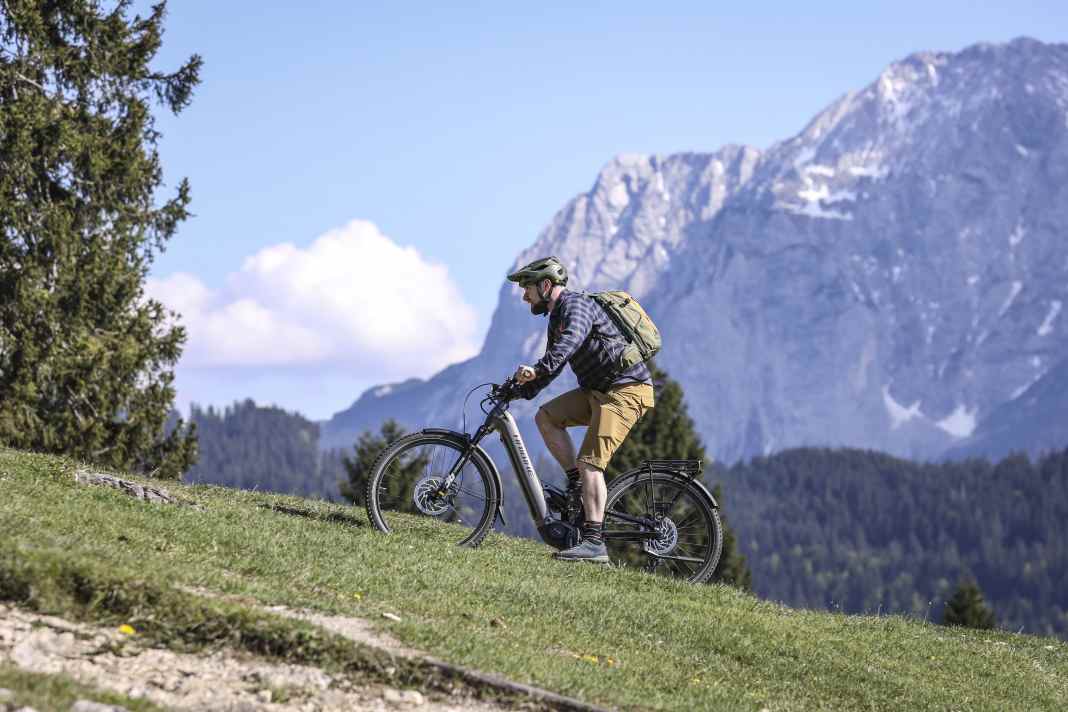 Kein Weg zu steil. Das SUV Haibike Adventr 10 low kann seine Mountainbike-Gene nicht verleugnen.