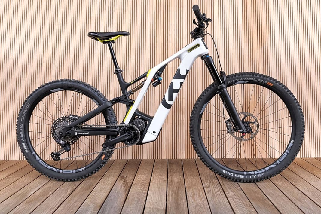 Design statement: The eye-catching look of the new Husqvarna MC6 is dominated by the two-piece main frame. The new Mountain Cross has adopted the wheel mix from its predecessor.