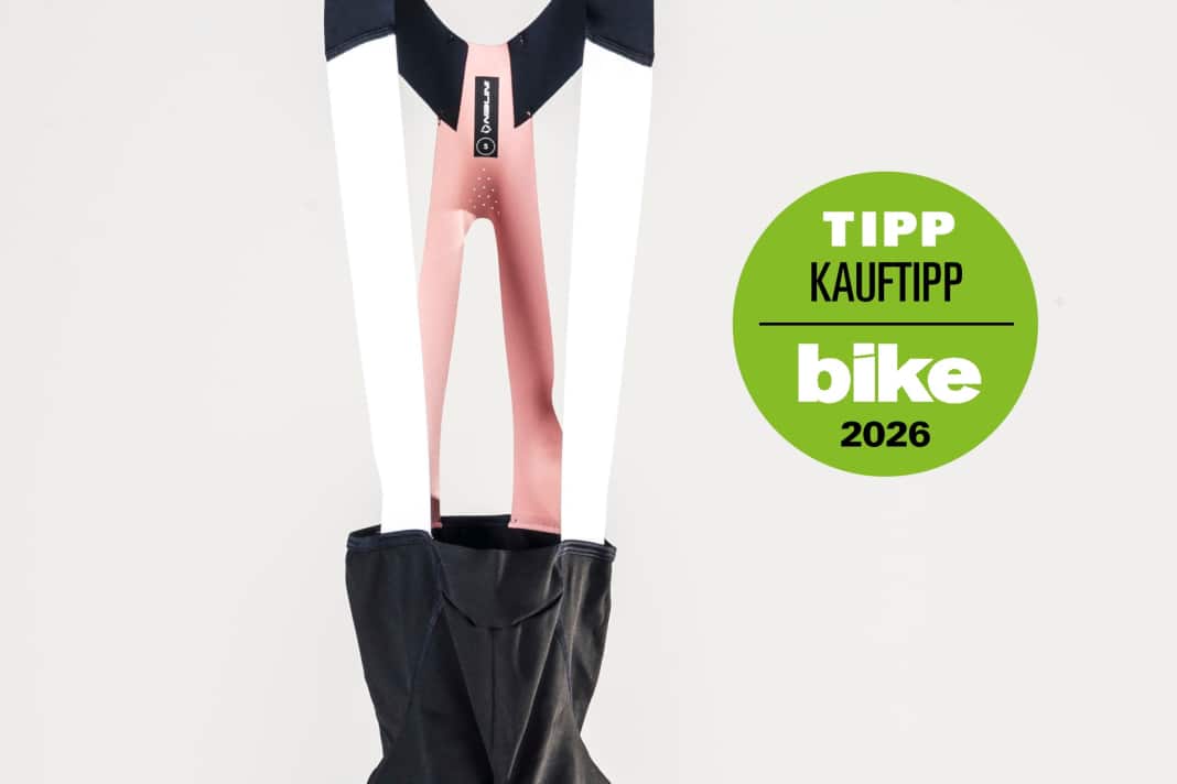 Nalini hat mit der Fast Lady Bib Short eine Trägerhose im Programm, die vor allem sportliche Fahrerinnen mit Komfort und Support bei intensiven Touren ansprechen soll.