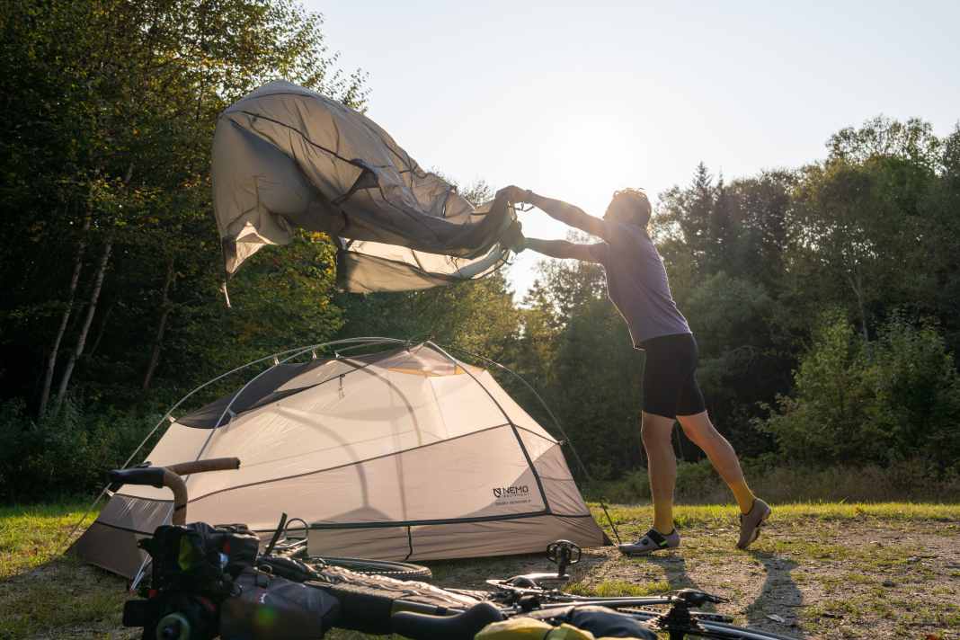 Zelt, Schlafsack, Isomatte und Kissen - freshe Teile vom Outdoor-Experten Nemo.