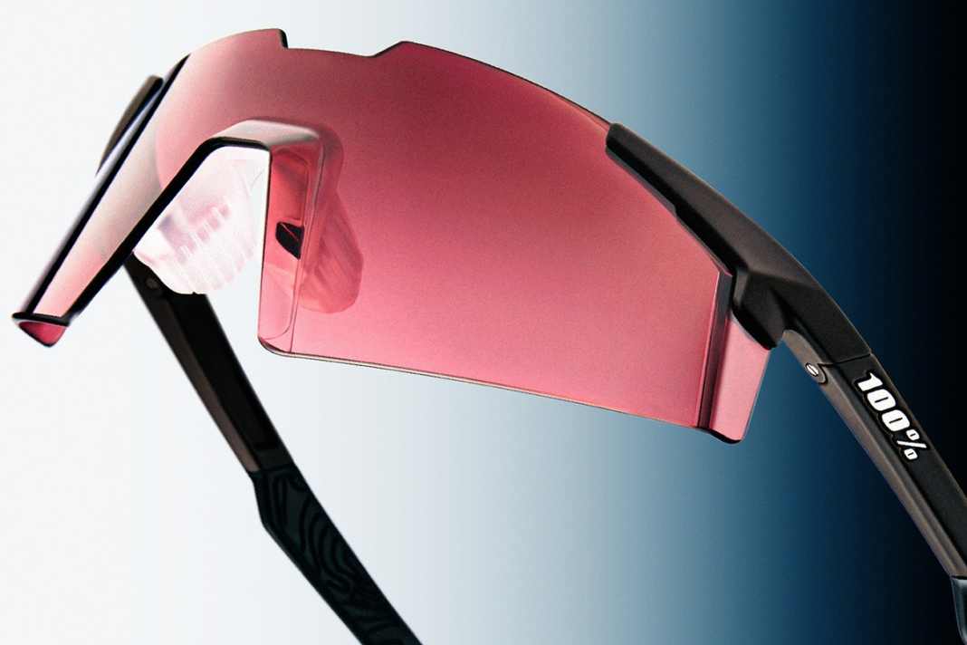 Tellement fines : avec le nouveau modèle A2, le spécialiste des lunettes 100% abandonne les verres « shield » surdimensionnés pour miser sur un verre mono plat et une grande légèreté.