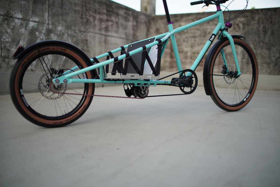 Long, but not overly wide: 217.5 centimetres in overall length, 158.5 centimetres in wheelbase and 52 centimetres in frame width, measured at the load area.