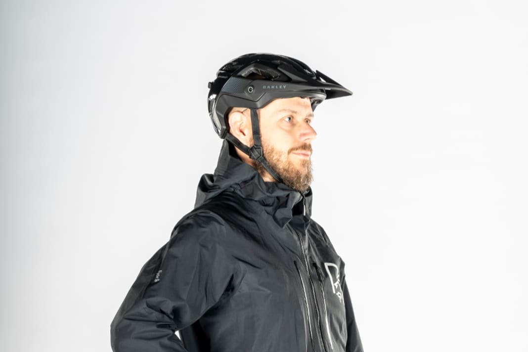 The Norrøna fjørå rain jacket weighs 424 grams (L) and costs 649 euros.