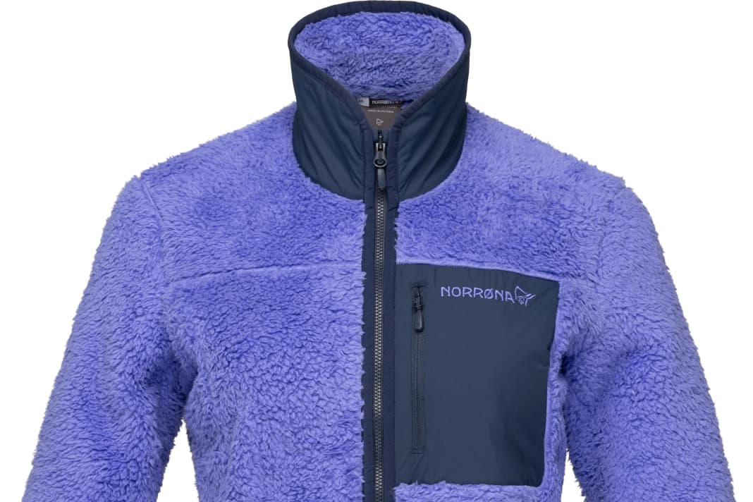 Für Bikerinnen bietet Norrøna den Midlayer in Violet Storm an sowie in Dunkelblau, Grau-Blau und Weiß.