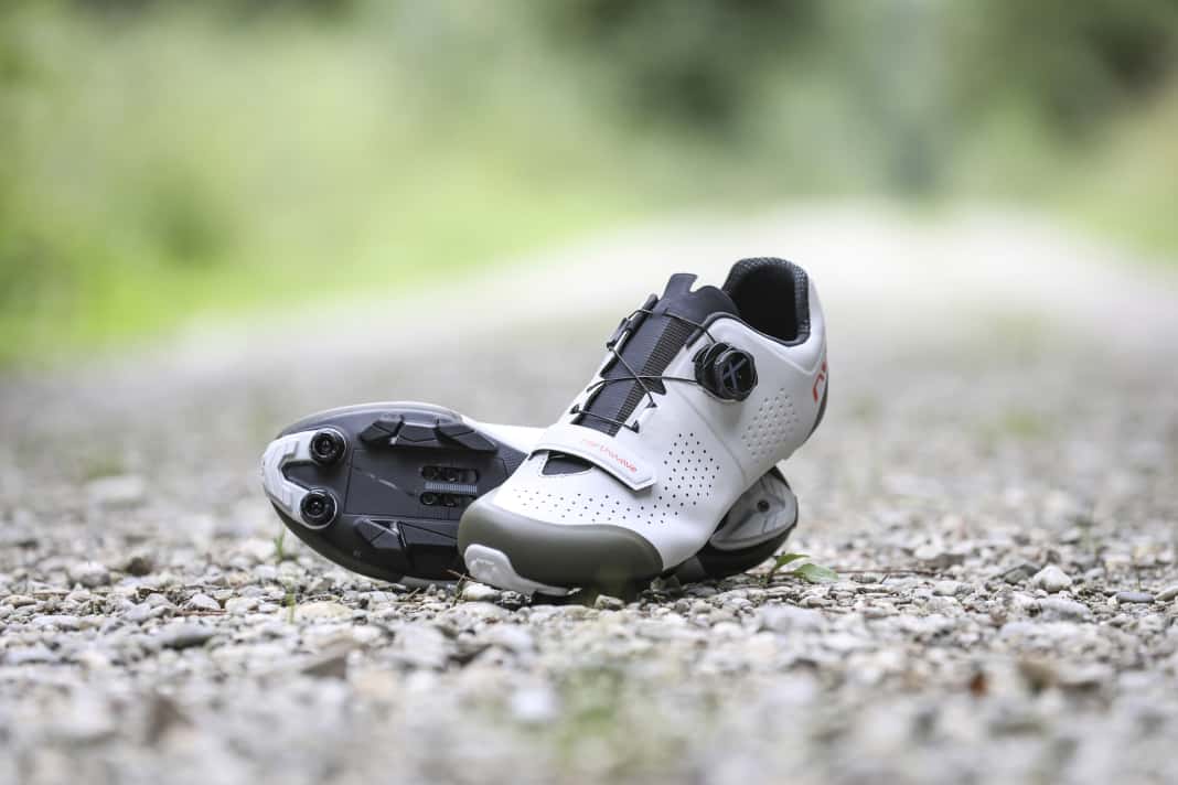 La Northwave Razer est l'une des chaussures de gravel les moins chères qui dispose déjà d'une semelle en carbone. L'équipement de la chaussure italienne est également très complet