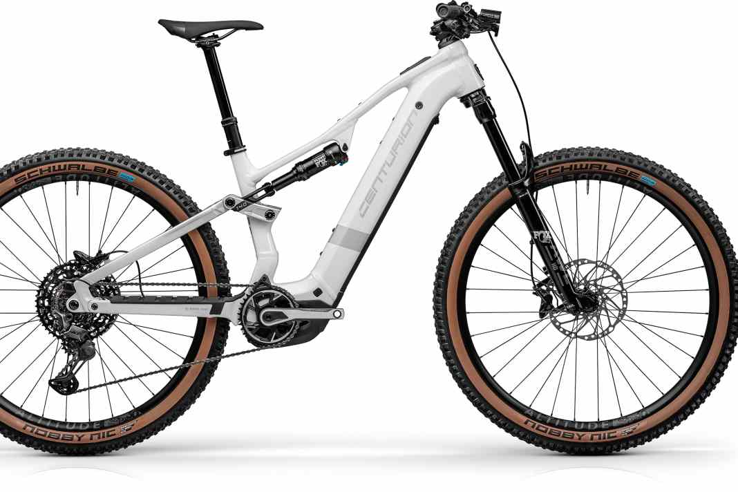 Taut lines with a horizontal suspension strut give the bike a modern, dynamic silhouette. A positive side effect: a low standover height.