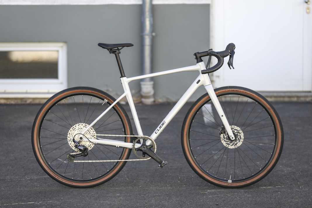 At 1,399, the Cube Nuroad EX costs 100 euros more than the Canyon Grizl 5, but in return offers the higher-quality 12-speed GRX groupset.