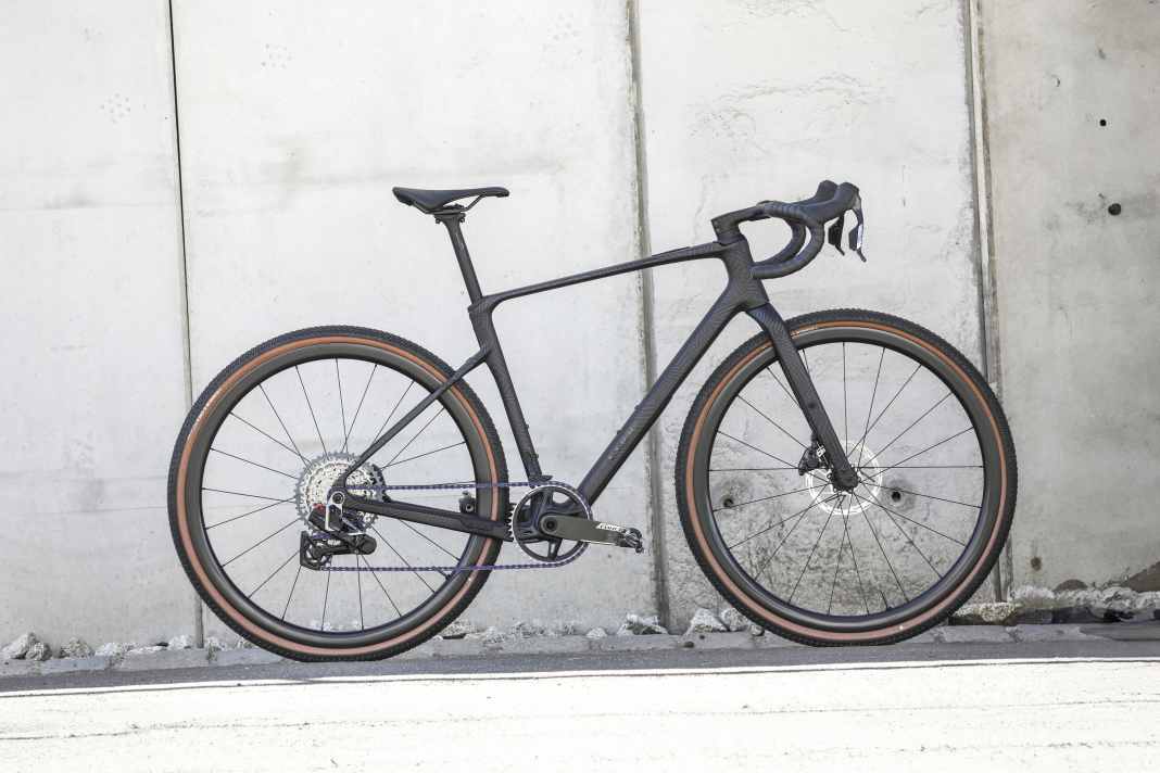 Cube Nuroad C:62 EXC: Carbonpaket aus Rahmen, Cockpit, Sattelstütze und Laufräder, dazu Antrieb und Bremsen der Sram Force AXS E1-Linie. Preis: 3.399 Euro.