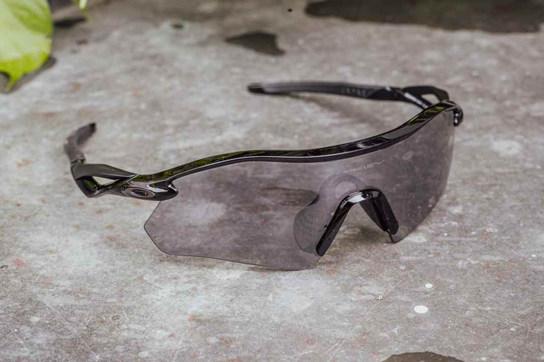Back to the 90s! The new Radar Plate is strongly reminiscent of the Oakley style from days long gone