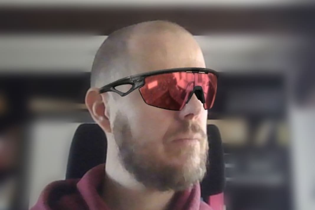 Ich bevorzuge natürlich das Modell, das auch Loana trägt: Oakley Sphaera Prizm Trail Torch in Matte Grey Smoke.