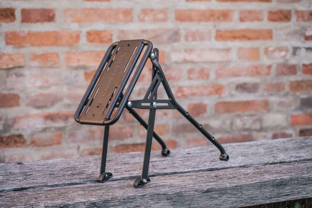À l'arrière ou à l'avant. Sur route, sur gravier ou même en VTT. Il n'y a pratiquement aucun vélo sur lequel on ne puisse pas fixer le porte-bagages Elkhorn d'Old Man Mountain. Nous avons testé ce modèle polyvalent pour les adeptes du bikepacking. Dans notre configuration, l’Elkhorn pèse au total 838 grammes, ce qui en fait l’un des modèles les plus lourds de la comparaison.