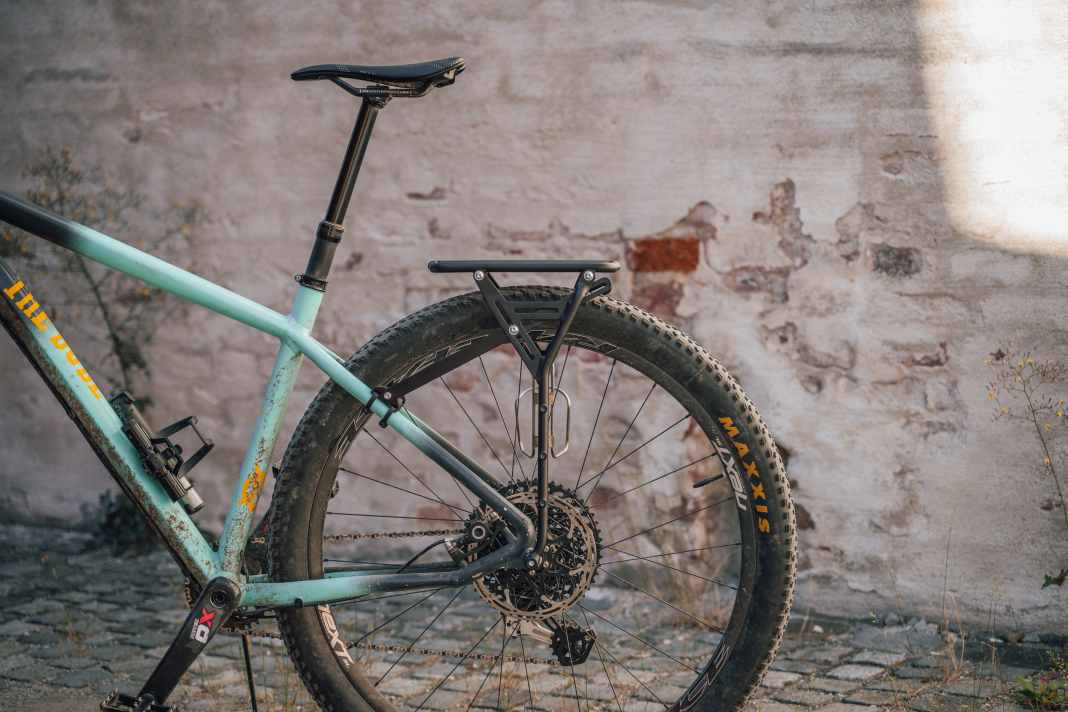 Heck oder Front. Hardtail oder Fully. MTB, Road oder Gravel. Es gibt kaum ein Bike, an dem man den Elkhorn Gepäckträger von Old Man Mountain nicht befestigen könnte. Wir haben das Multitalent für Bikepacker getestet.