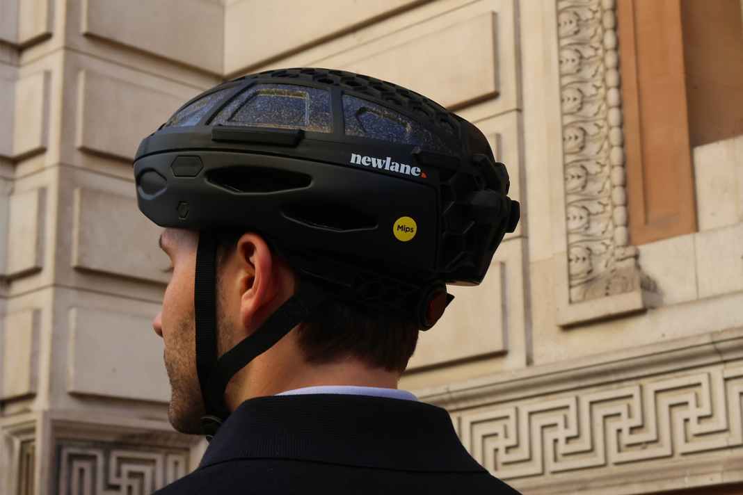 The British start-up Newlane has equipped its award-winning folding helmet with a MIPS system.