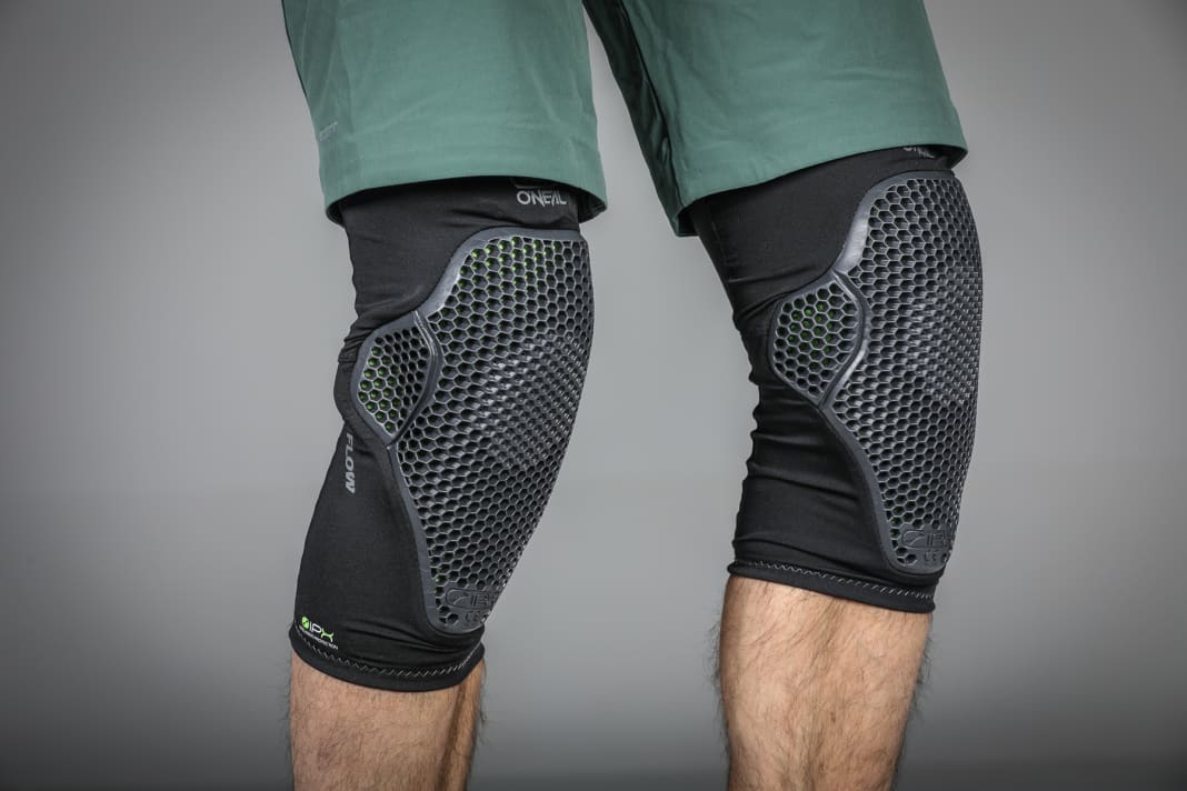 Beim O`Neal Flow Knee Guard sitzt der Protektor außen auf dem Sleeve
