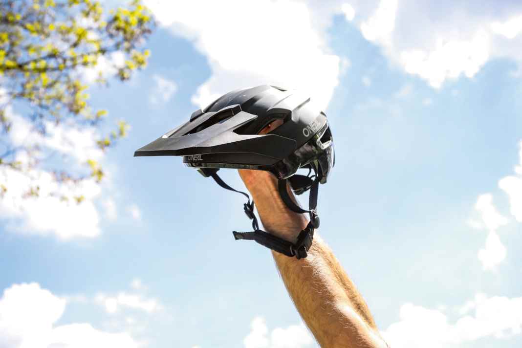 O'Neal hat mit dem Trailfinder Evo nicht nur einen klasse Trail-Helm im Sortiment, sondern liefert auch noch spannende Zusatz-Features