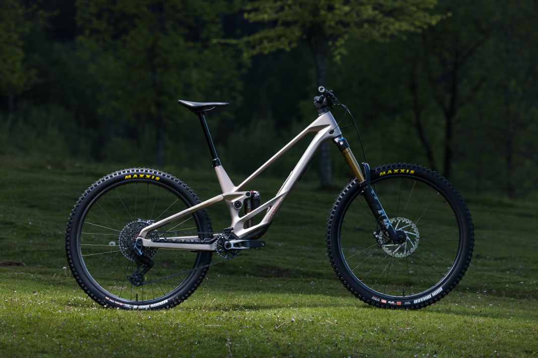 The extremely short seat tube creates room for manoeuvre and allows for a 210 mm Telet support with frame size S.