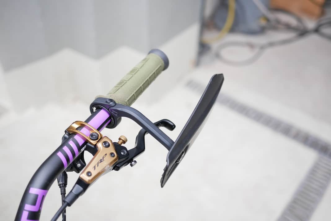 Die integrierte Ausführung der neuen Handguards lässt sich  via Adapter an der inneren Klemmschelle der meisten Lock-On-Griffe fixieren.