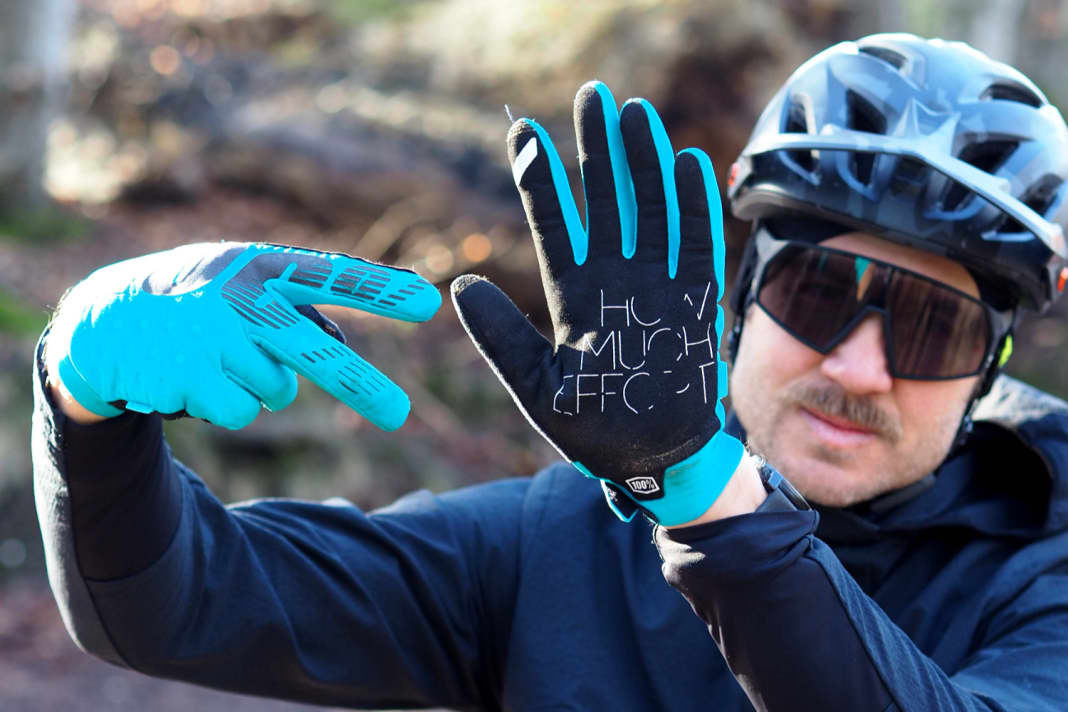 Gut: Mit dem Zeigefinger des 100% Brisker Glove lässt sich das Display vom Smartphone bedienen.