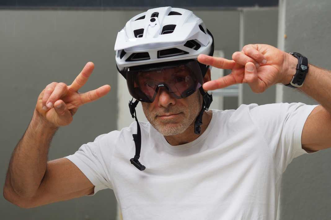 Combines the advantages of goggles with the benefits of glasses: the Fox Purevue.