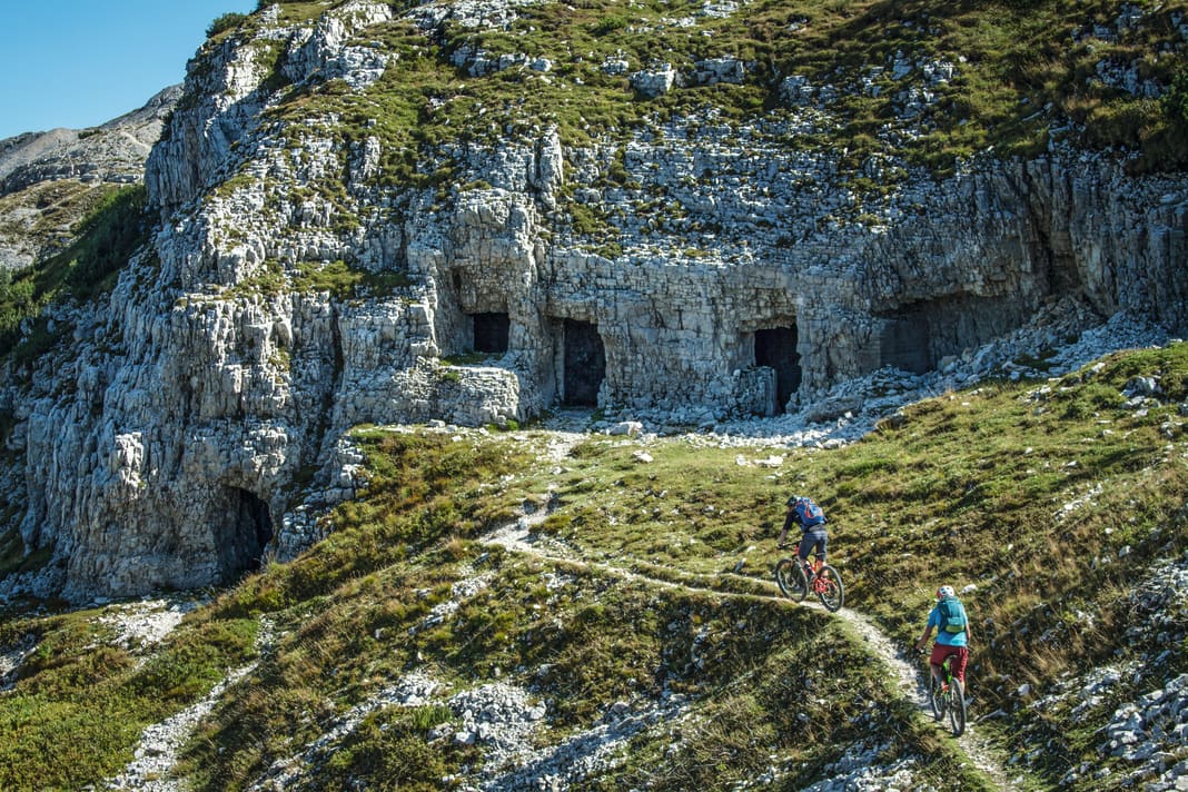 Kammweg 105 zum Pasubio: Der Trail führt direkt an einer Gefechtsstellung aus dem Ersten Weltkrieg vorbei. Wobei der ganze Berg, samt Militärstraßen und seines abgesprengten Gipfels, als ein einziges großes Freilichtmuseum und Kriegsmahnmal durchgehen könnte.