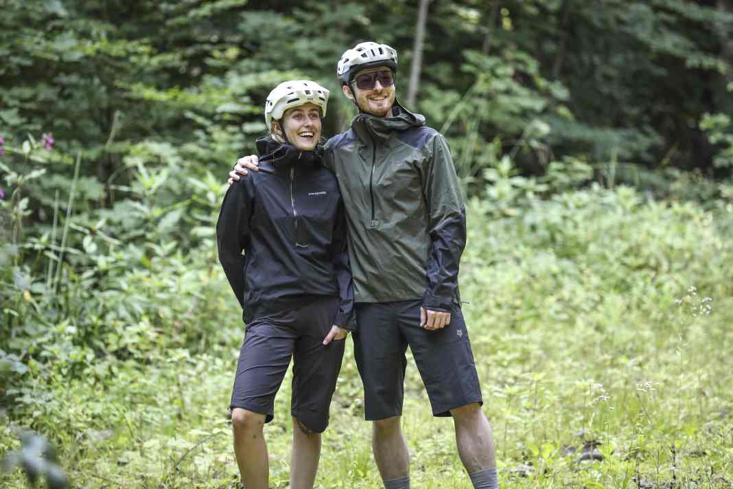 Patagonia hat mit der Dirt Roamer Storm Jacket eine nachhaltig und far produzierte Regenjacke für Frauen und Männer im Sortiment