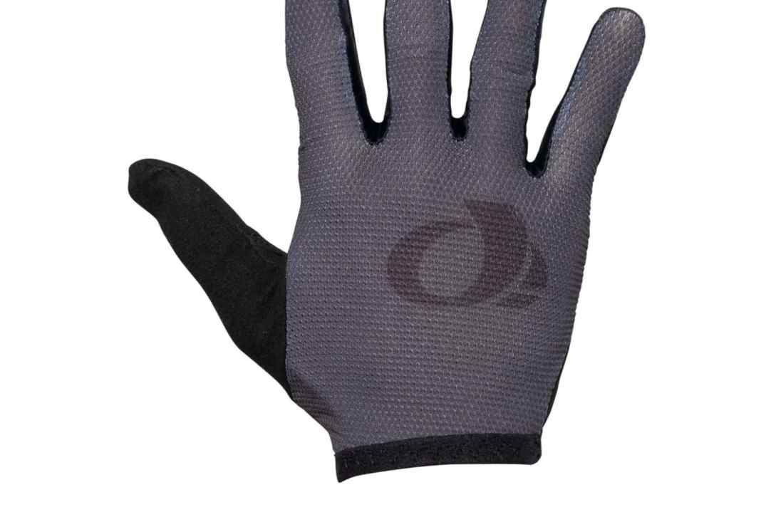 Minimalistisch, luftig, kompromisslos funktional: Der Elevate Air Glove ist ein echter Heißwetter-Spezialist für Trail- und Gravel-Einsätze. Schon beim ersten Reinschlüpfen fällt das federleichte Tragegefühl auf – als hätte man kaum etwas an den Händen, aber dennoch jederzeit volle Kontrolle am Lenker.