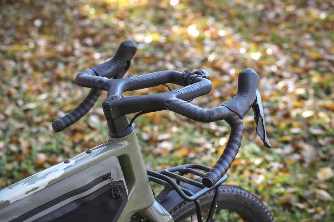 Das Canyon Grizl CF8 ESC w/Eclips kommt mit speziellem Full-Mounty-Cockpit aus Carbon.