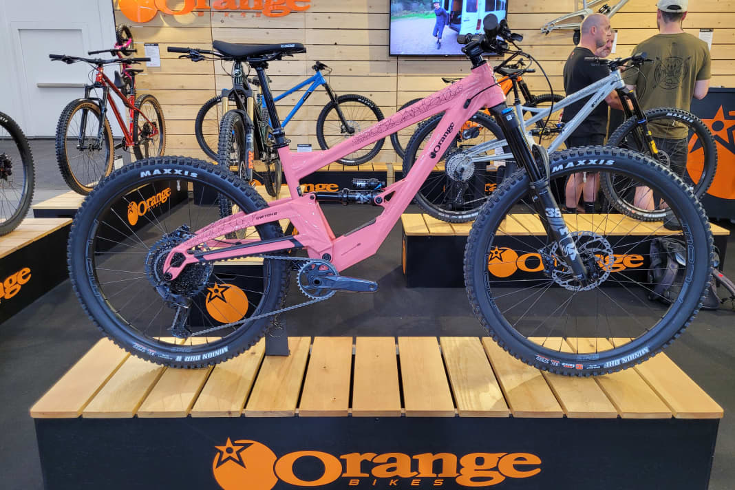 Unmistakably orange: the Switch 6 Enduro with single-pivot rear triangle.