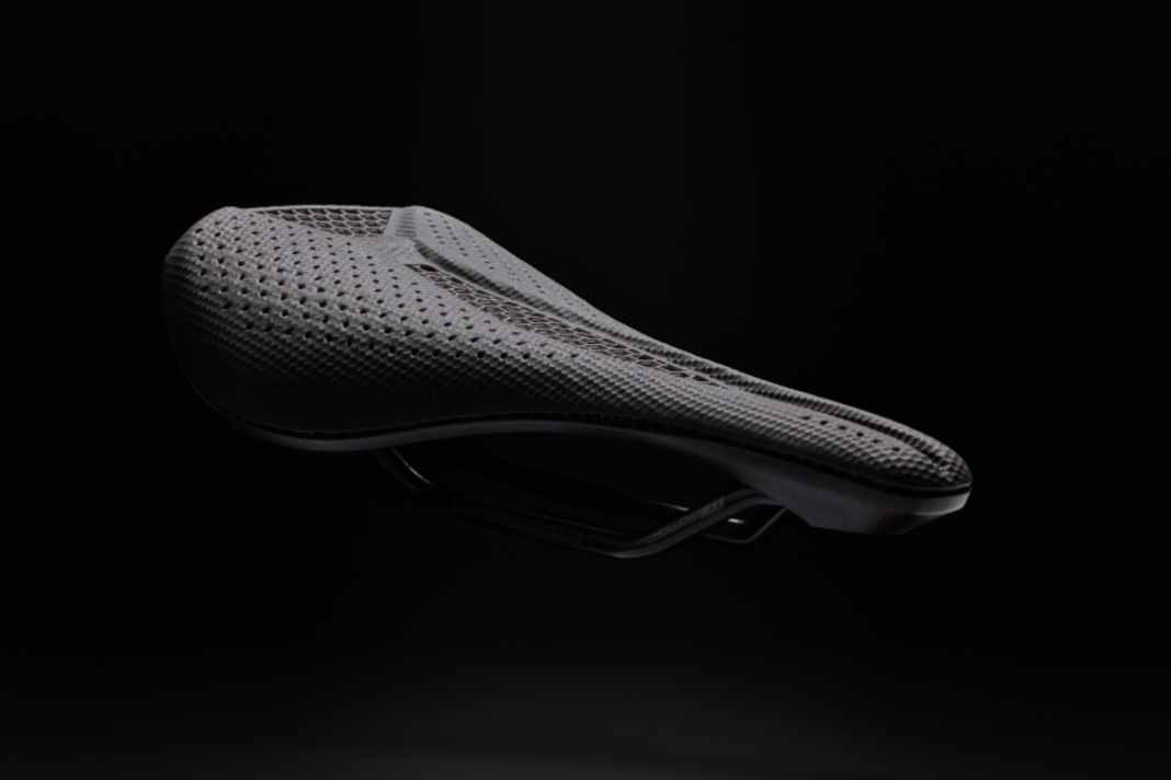 Specialised Phenom Pro Mirror: Spacious 3D print design. Available in widths of 143 and 155 millimetres for 320 euros. Material: Recycled carbon fibres, nylon-reinforced shell, titanium struts.