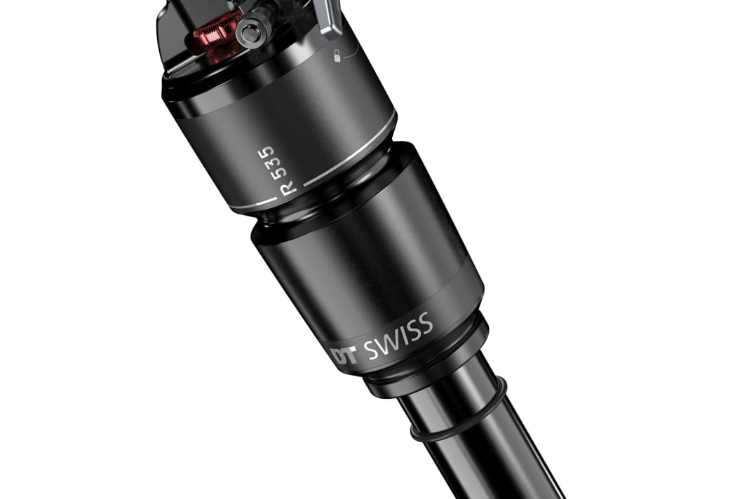 The air chamber of the R 535 damper has been modified. By moving the bypass, the two chambers can change their volume, which should provide better compliance and a firmer end progression.