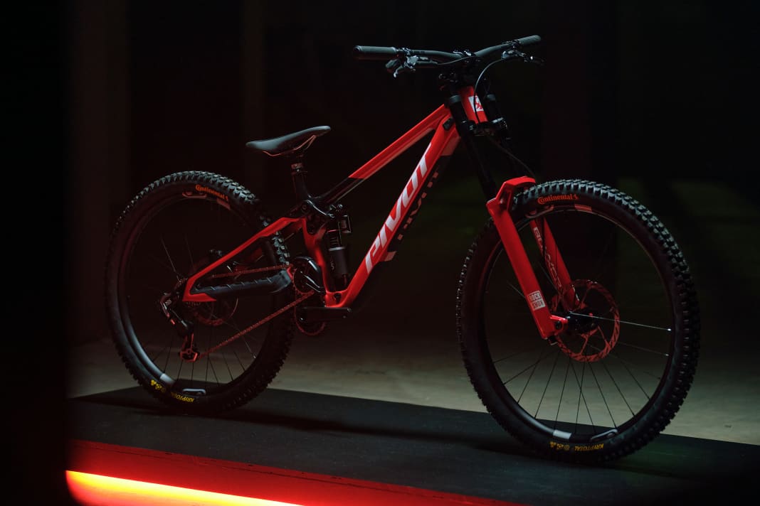 So beautiful! The Pivot photographer thought that this had to be staged and gave the limited-edition bike a red neon light from below.