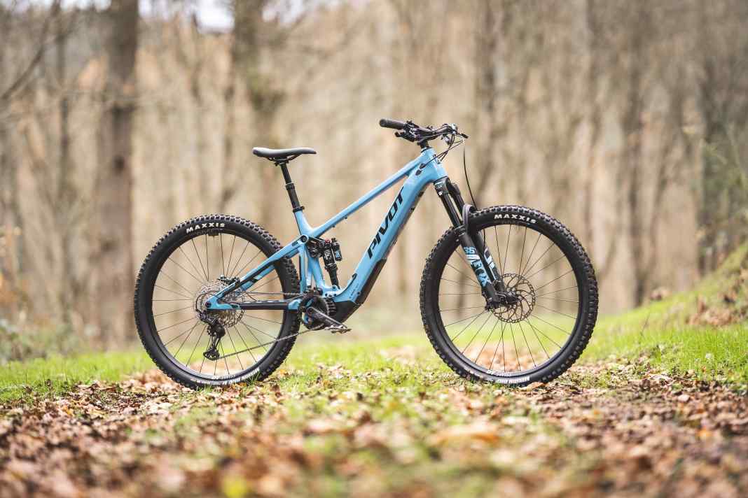 Pivot schickt mit dem Shuttle AM Ride SLX/XT eines der günstigsten Bikes in unseren All-Mountain-Vergleichstest. Kann das Konzept aufgehen?