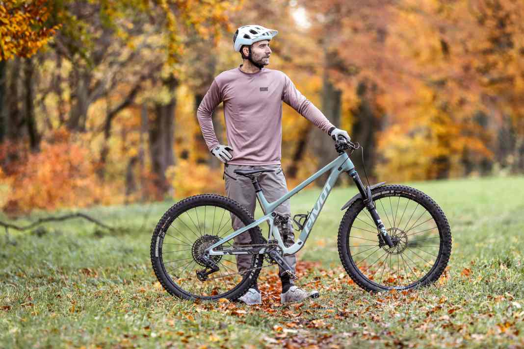 Stefan fährt das Pivot Trailcat SL in Größe L, schätzt das feinfühlige Fahrwerk, wünscht sich aber vor allem kräftigere Bremsen mit größeren Scheiben.