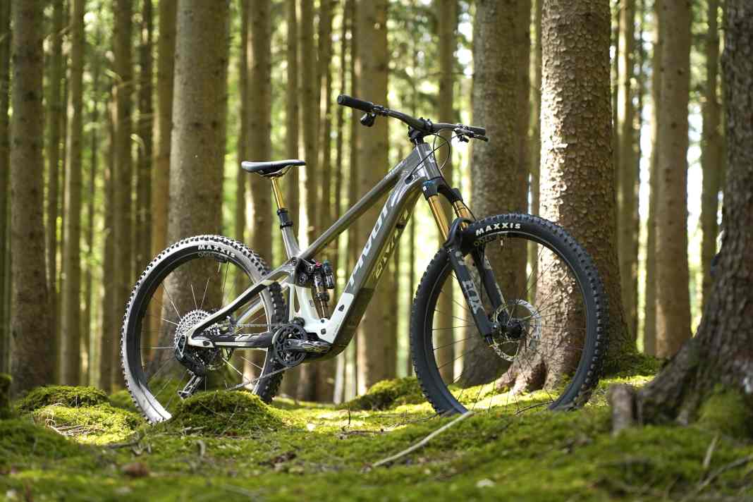 Slim shape, elegant chassis: The new Pivot Shuttle SL/AM comes with Bosch Performance SX and a permanently installed 400 Wh battery.