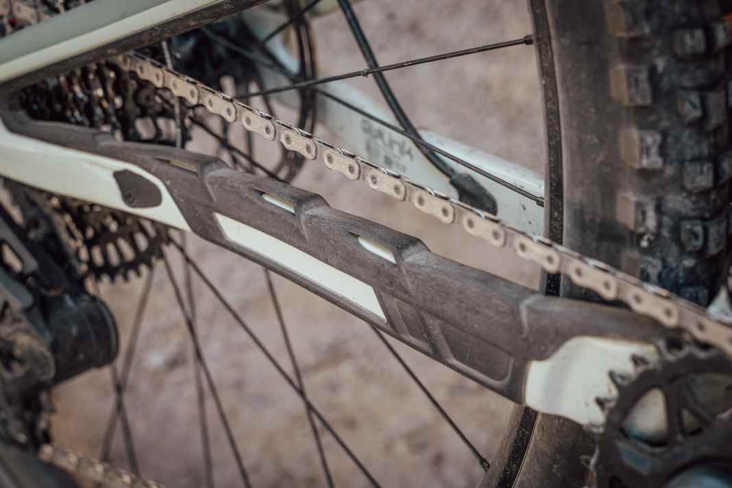 Rahmenschutz wird bei Pivot groß geschrieben: Neben einem üppigen Kettenstrebenschutz ...