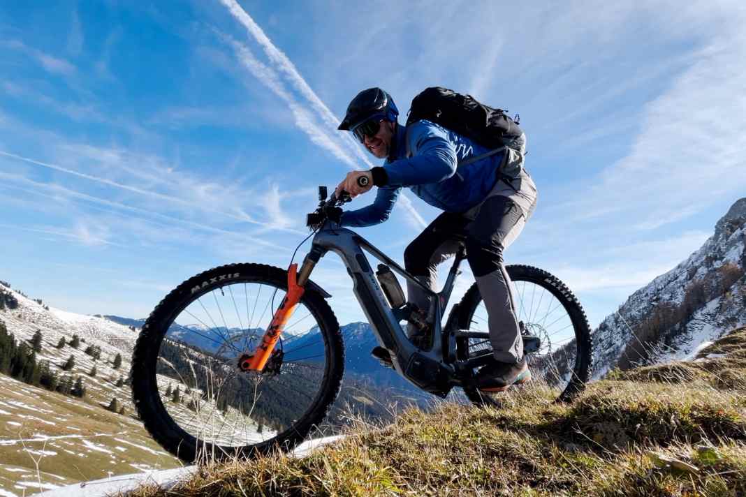 The Bulls Vuca Evo AM2 with Pinion MGU and its rider Andreas Kern in its natural habitat: the Alps.