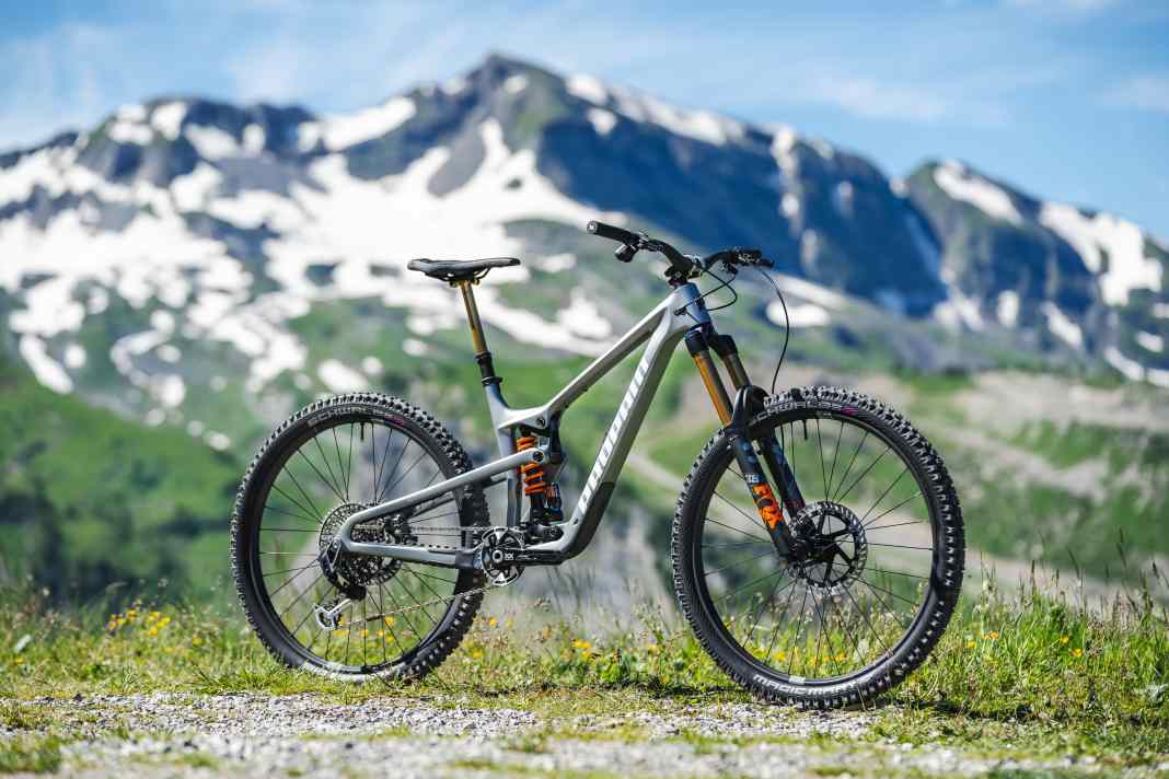 Propain Spindrift 5 CF: 3699-8769 euros | carbon | 180/180 mm | from 15.5 kilos (manufacturer's specification).