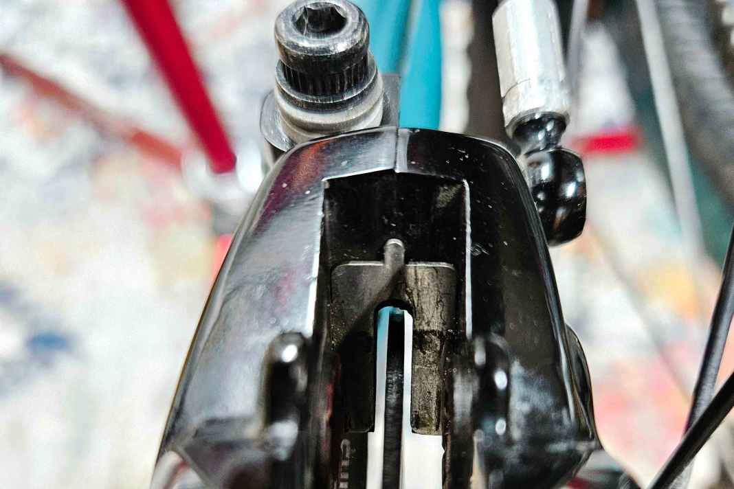 Die Bremsscheibe wirklich zentriert und schleiffrei einzustellen ist manchmal schier unmöglich. Auf Tour gibt es aber kaum etwas nervigeres als eine schleifende Bremsscheibe.