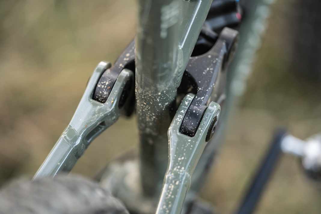 With a second pair of flip chips on the shock rocker, the geometry can be adapted for either a small 27.5-inch rear wheel or a 29er rear wheel. One design flaw: the bearing seat of the Horstlink bearing is slightly too large, which is why the bearing has significant play. Tighten it? No effect!