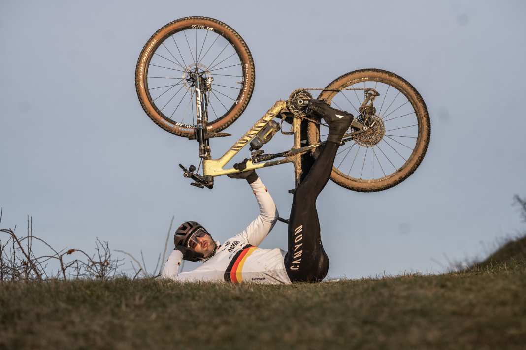 Luca Schwarzbauer und sein Canyon Lux Worldcup CFR auf seinem Hausberg in Weilheim an der Teck.