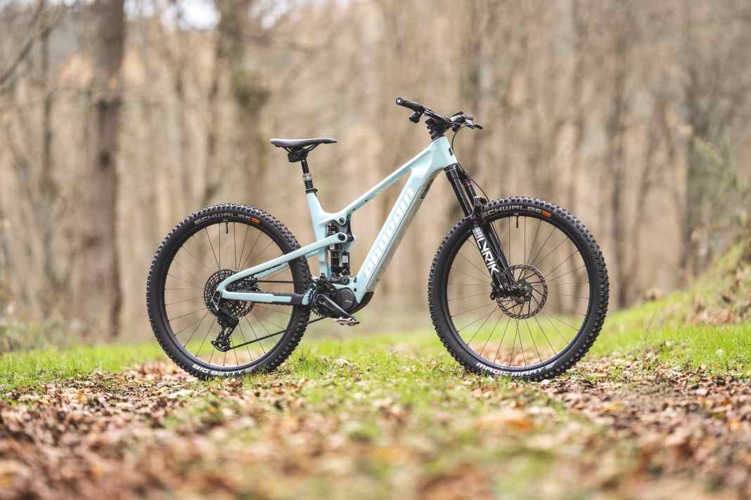 Das Propain Sresh mit Rockshox Ultimate Fahrwerk und Carbon-Rahmen schaut lecker aus. Wie gut es All-Mountain-Bikern wirklich schmeckt, haben wir im Test herausgefunden.