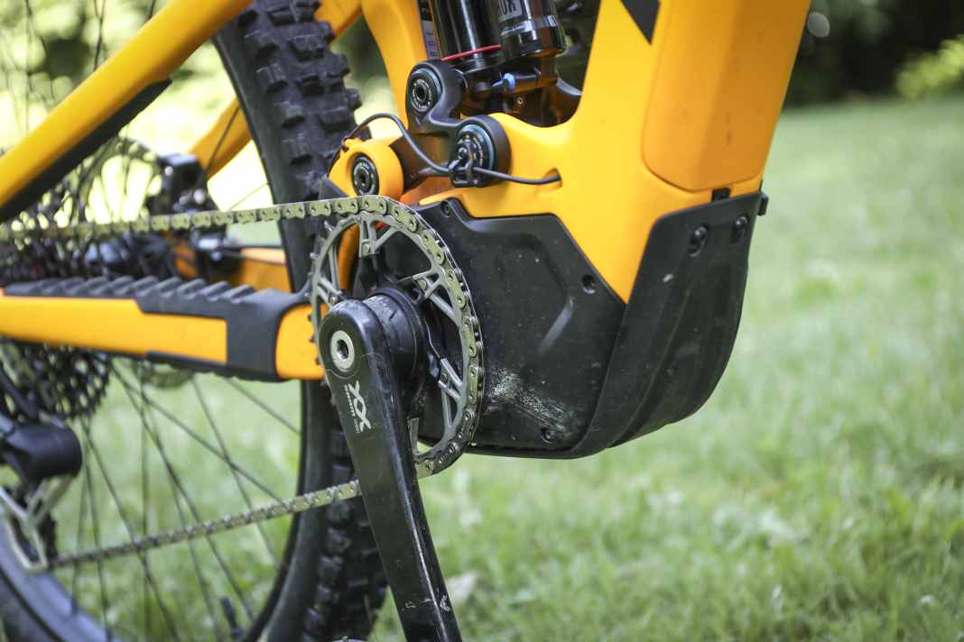 Der Sram Eagle Powertrain-Motor basiert auf dem bewährten Brose Drive S, den auch Specialized im Turbo Levo nutzt. Das Aggregat ist enorm durchzugsstark, liefert auch bei niedrigen Kadenzen viel Power und  arbeitet in allen Lebenslagen ausgewogen.
