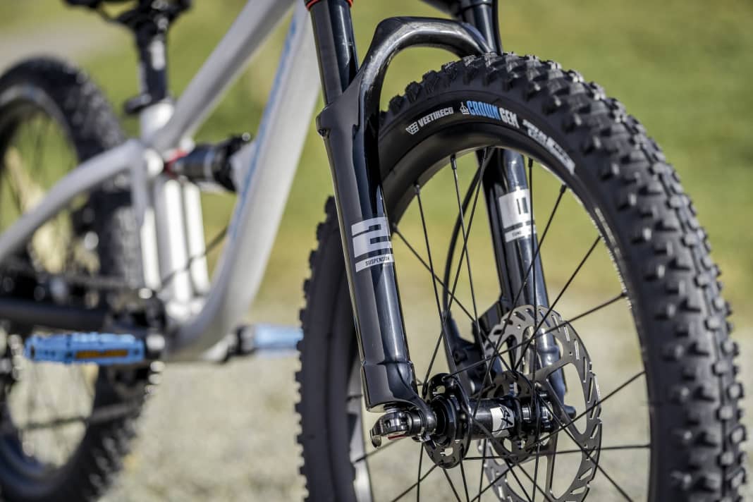 The suspension fork was specially developed by Propain and trimmed for low rider weight.